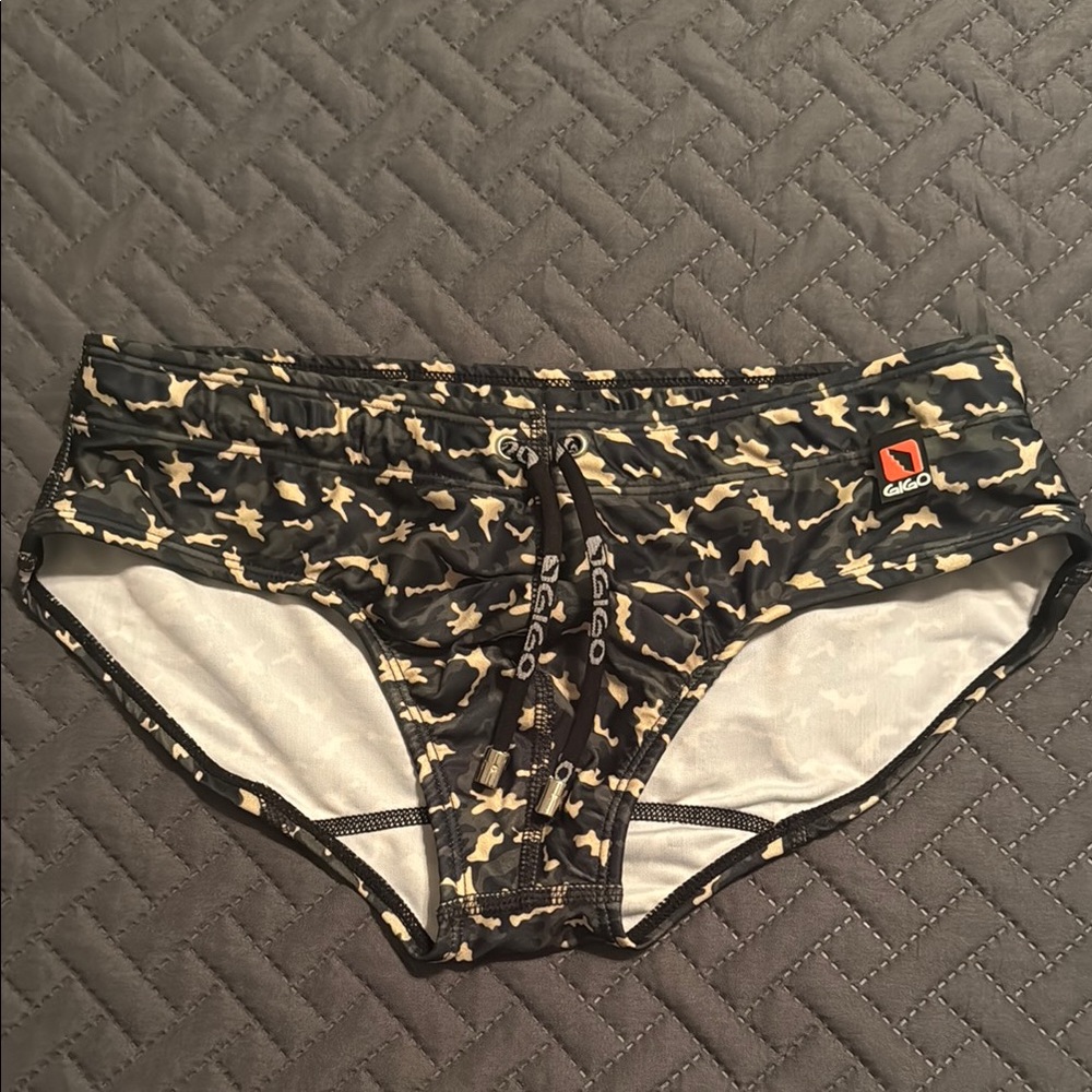 Gigo Men’s camo swim brief size small